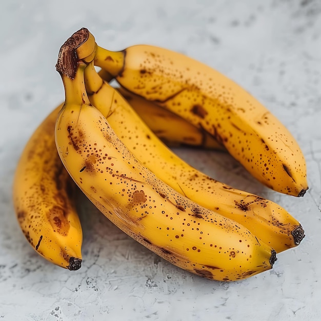 茶色い斑点と茶色の斑点のあるバナナの束