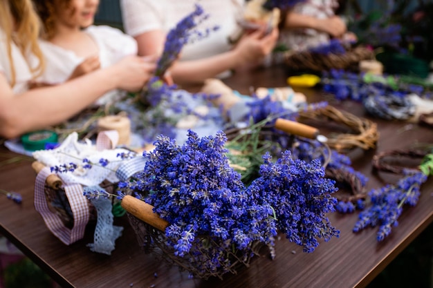 Mazzo di bella lavanda in cesto di metallo