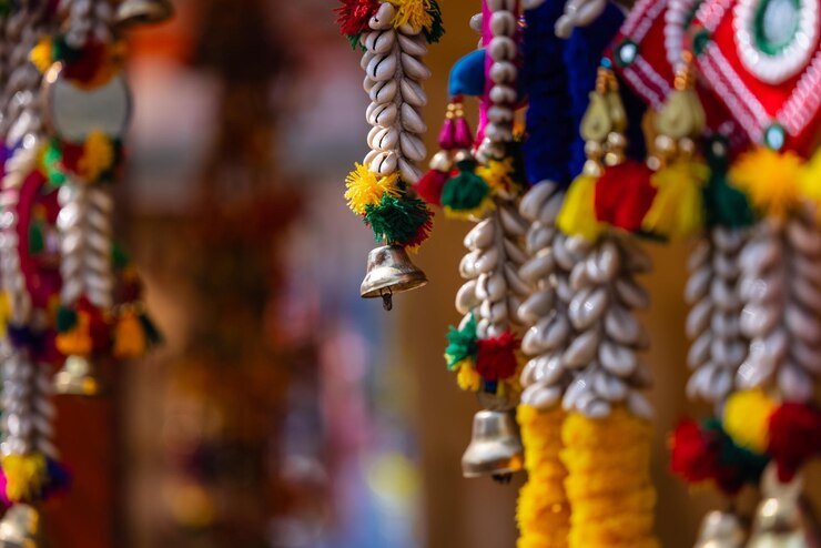 फोटो a bunch of bells that are hanging up