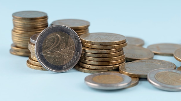 Photo bunch of coins arrangement close-up