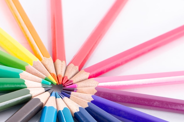 Букет цветных карандашей с несколькими цветами