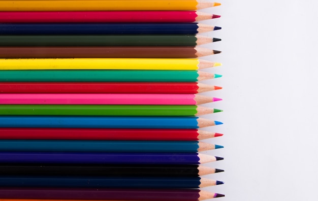 여러 색상의 컬러 연필 무리