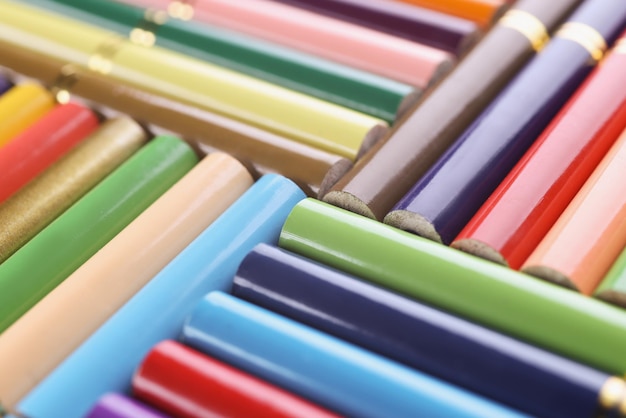 Связка цветных карандашей, расположенных в творческом порядке рядом друг с другом