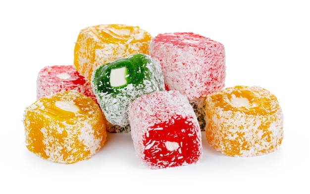 Букет из красочных сладостей рахат-лукум, изолированные на белом фоне
