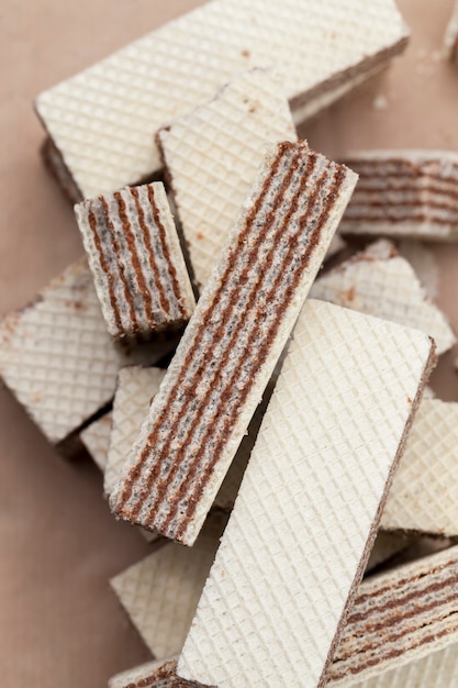 小麦粉とチョコレートの詰め物で作られたサクサクのワッフルの束