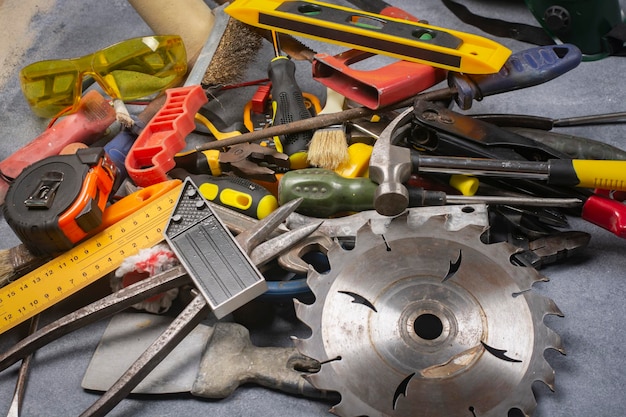 Куча разных инструментов для домашнего ремонта