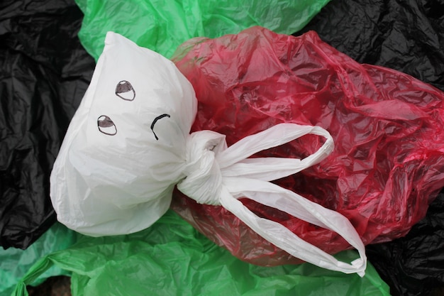 Куча одноразовых разноцветных пластиковых пакетов, загрязняющих окружающую среду