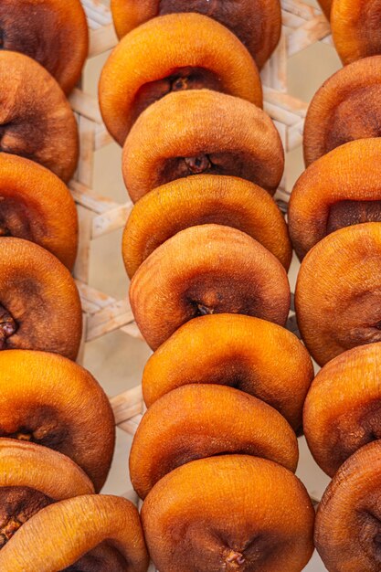 Photo a bunch of donuts are on display in a store