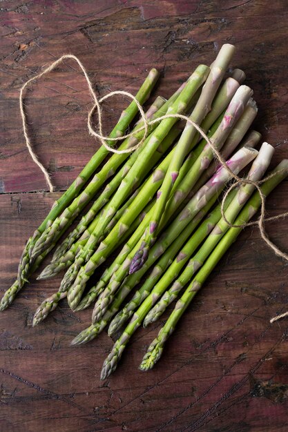 Foto mazzetto di asparagi verdi freschi