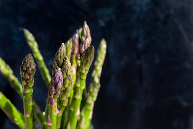 Mazzetto di asparagi verdi freschi