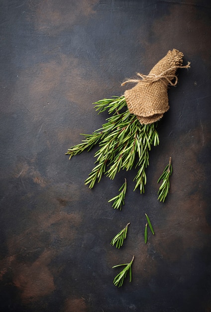 Photo bunch of fresh rosemary on dark background