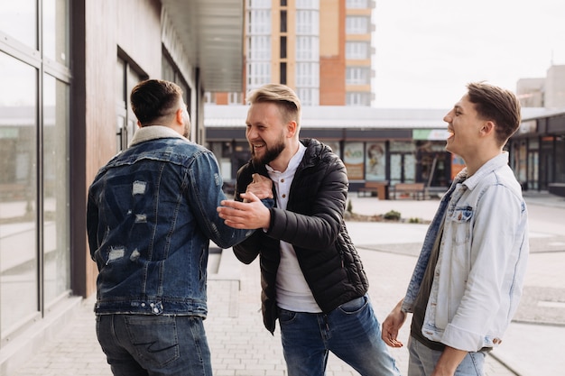 Un gruppo di amici che si incontrano per una festa.