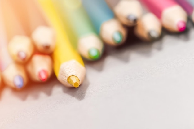 Связка забавных цветных карандашей Многоцветная группа милых маленьких деревянных карандашей Готовы к школе