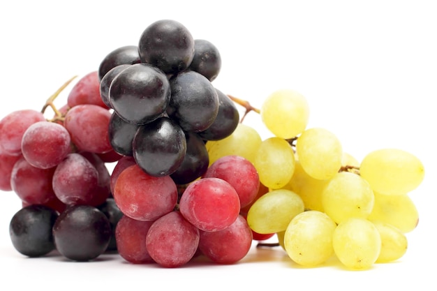 Гроздь винограда на белой предпосылке. полезная витаминная еда