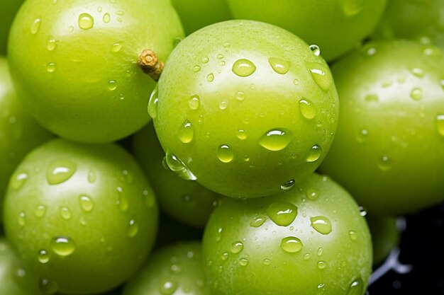 Photo a bunch of grapes with water droplets on them