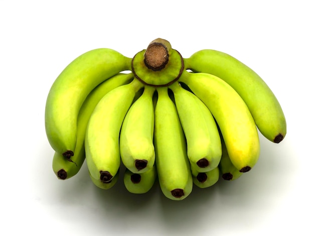 흰색 배경에 고립 된 녹색 바나나의 무리