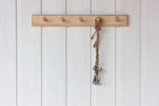 Photo a bunch of keys hangs on a hanger on the white wall