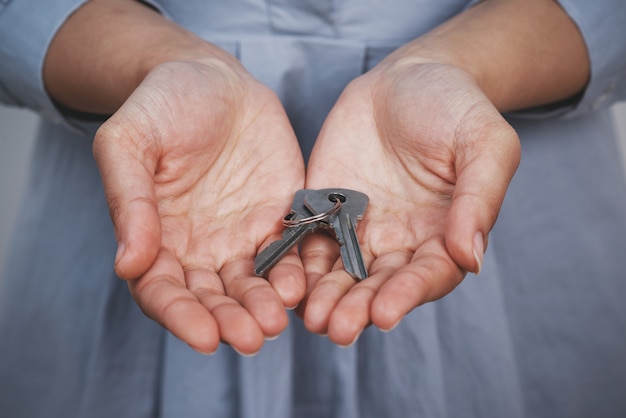 A bunch of keys in the woman's hands