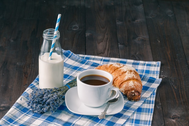 Букет лаванды и чашка кофе на столе