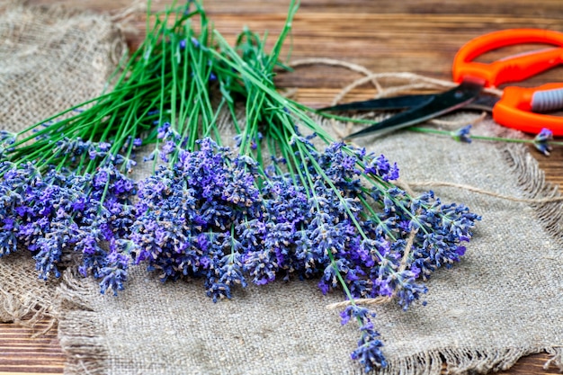 茶色のテーブルにラベンダーの花の束