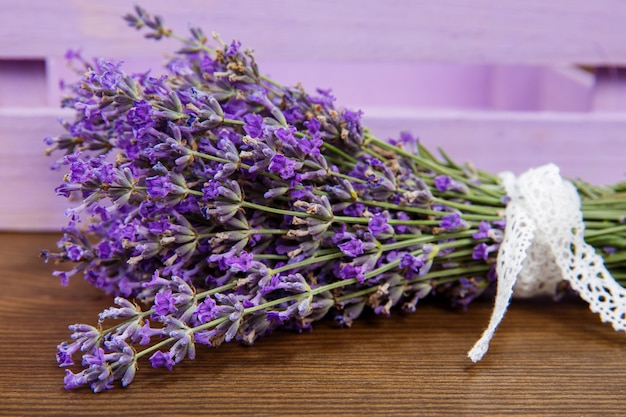 古い木のテーブルにラベンダーの花の束