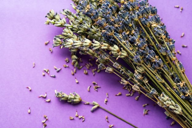 Foto un mazzo di lavanda su un tavolo lilla