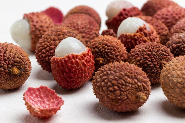 Mazzo di frutta litchi su bianco primo piano vista dall'alto