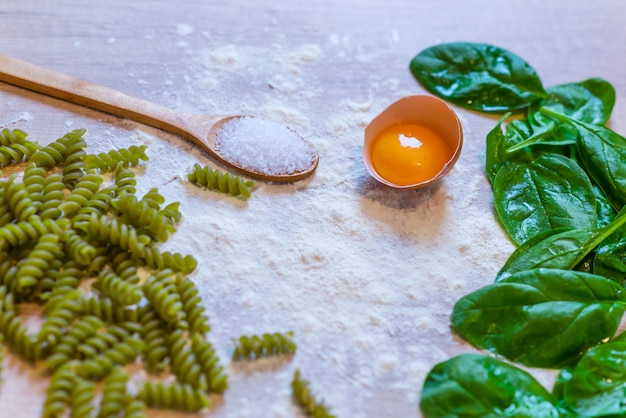 Mazzo di pasta verde naturalmente colorata con spinaci