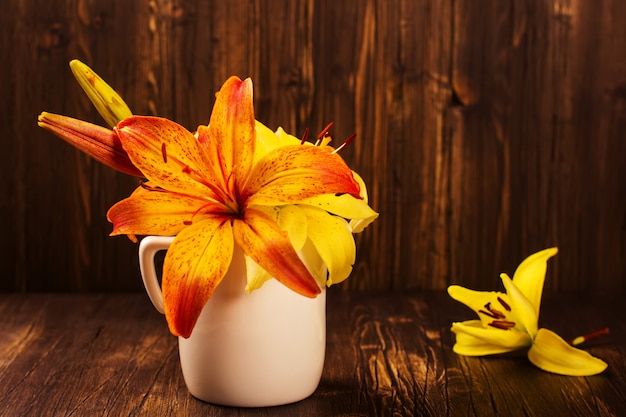 写真 オレンジと黄色のリリーの花の束