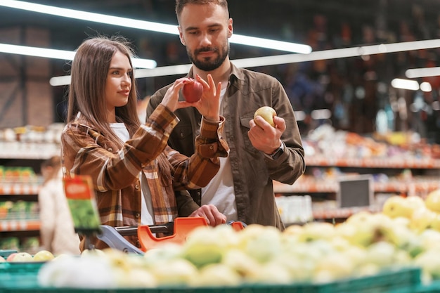 Фото Куча продуктов молодая пара вместе в супермаркете