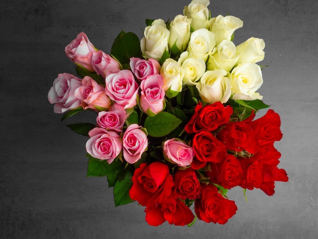 Букет раскрытых роз разных цветов