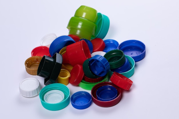 Un mucchio di tappi di plastica e parti di bottiglie di acqua e bevande di grande impatto sull'ambiente e sull'intero pianeta terra