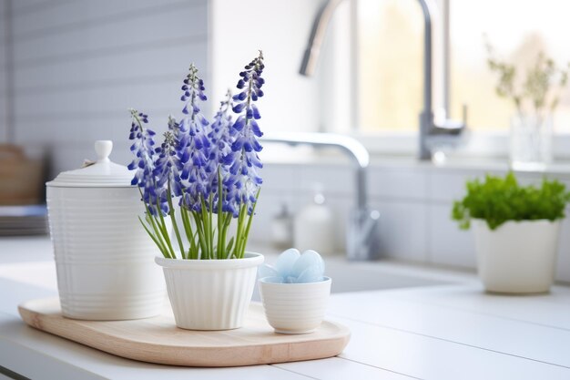 Foto un mazzo di fiori viola in un vaso bianco