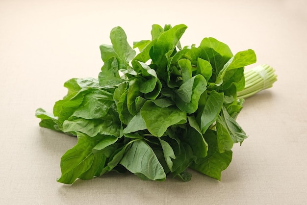 Photo bunch of raw fresh spinach leaves on wooden table