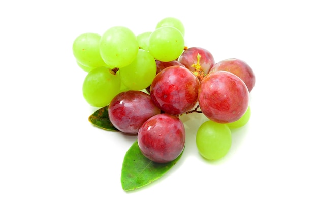 Гроздь красного и зеленого винограда, изолированные на белом фоне