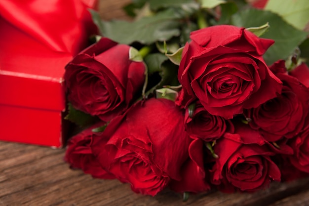 Mazzo di rose rosse e confezione regalo