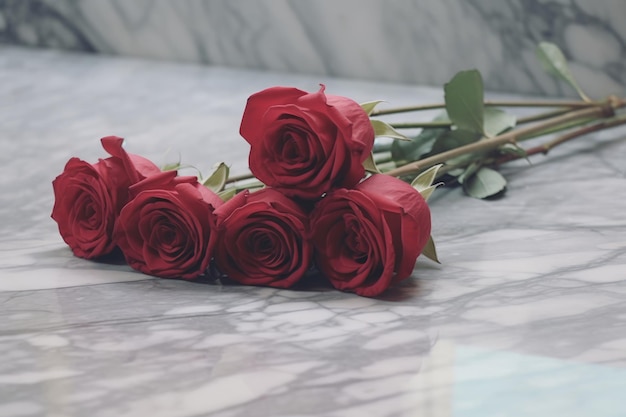 Букет красных роз на мраморном столе