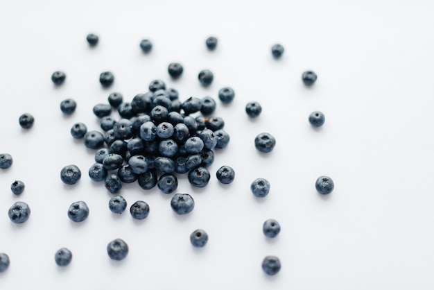 잘 익은, 아름다운 블루베리, 흰색 배경에 블루베리 클로즈업. 건강식, 비타민.