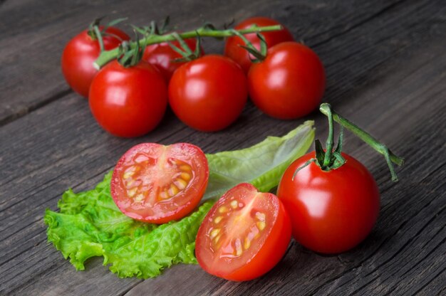 잘 익은 맛있는 빨간 체리 토마토 근접 촬영의 무리