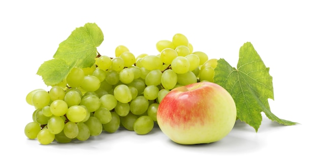 Букет из спелого зеленого винограда и сладкого яблока, изолированные на белом фоне.