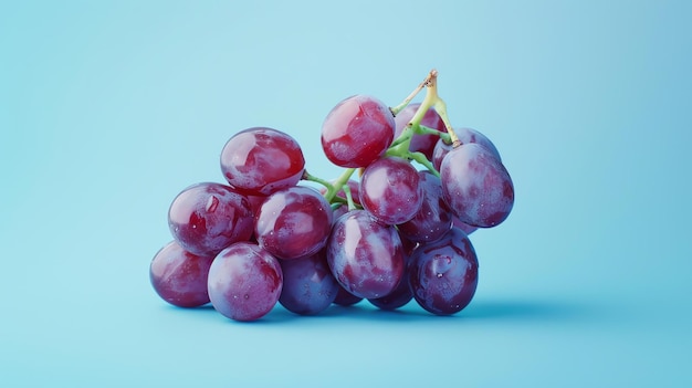 Куча зрелых сочных фиолетовых виноградов, изолированных на синем фоне