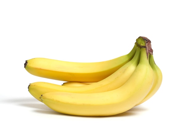 白い背景の上の熟した黄色のバナナを束ね、分離します。