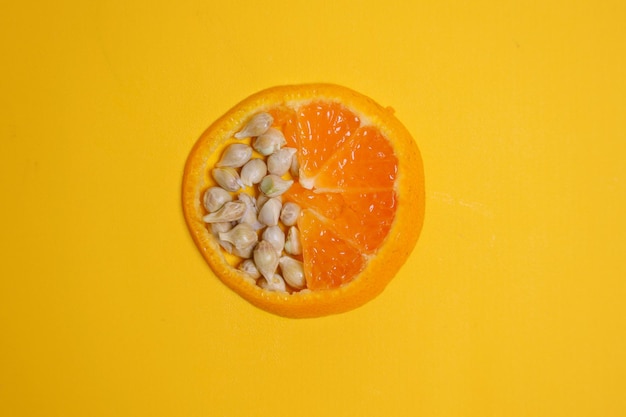 오렌지 과일 조각에 있는 씨앗 무리 여름 건강 음료를 위한 창의적인 개념
