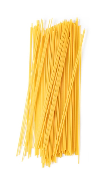 Foto un mucchio di spaghetti isolati su uno sfondo bianco