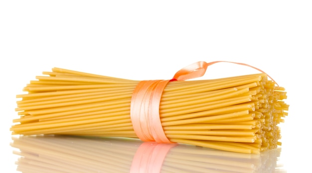 Foto mazzo di spaghetti con nastro isolato su bianco