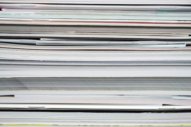 積み重ねられた雑誌の配置の束