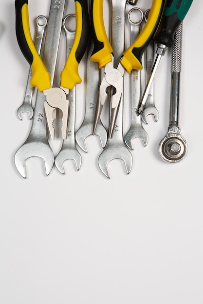 Photo a bunch of tools are laying on a white surface.