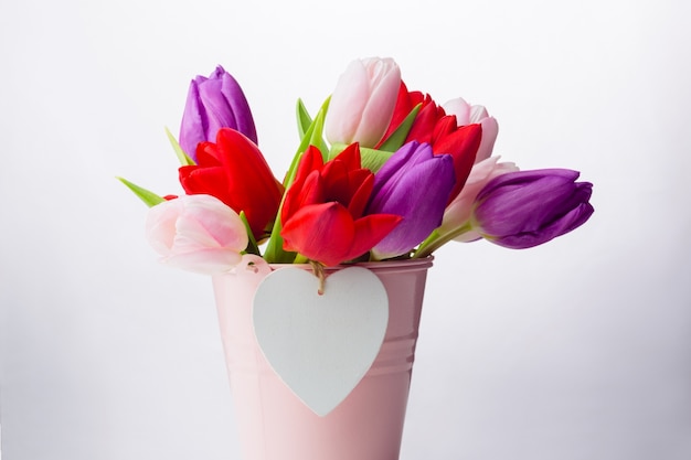 Букет тюльпанов и сердечная открытка
