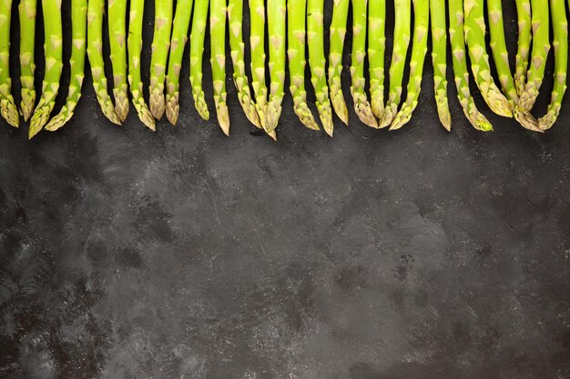 Foto bunch van asperges op donkere grijze achtergrond met kopieerruimte