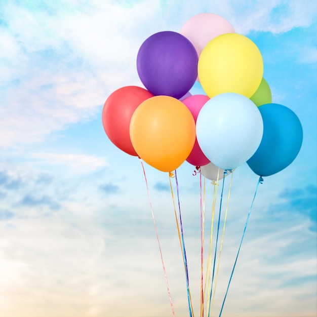 Bunch van kleurrijke ballonnen op de achtergrond